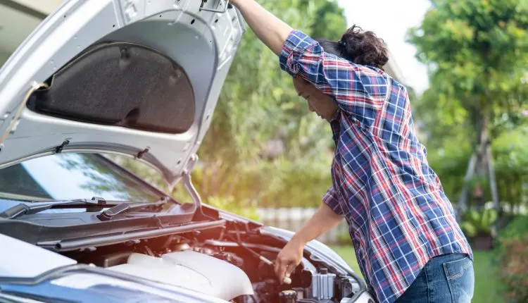 How Long Does a Smog Test Take? Quick & Easy Guide 2 Person checking engine before a smog test